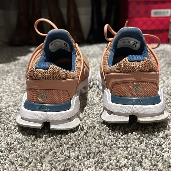 On cloud size 6 - Picture 2 of 3